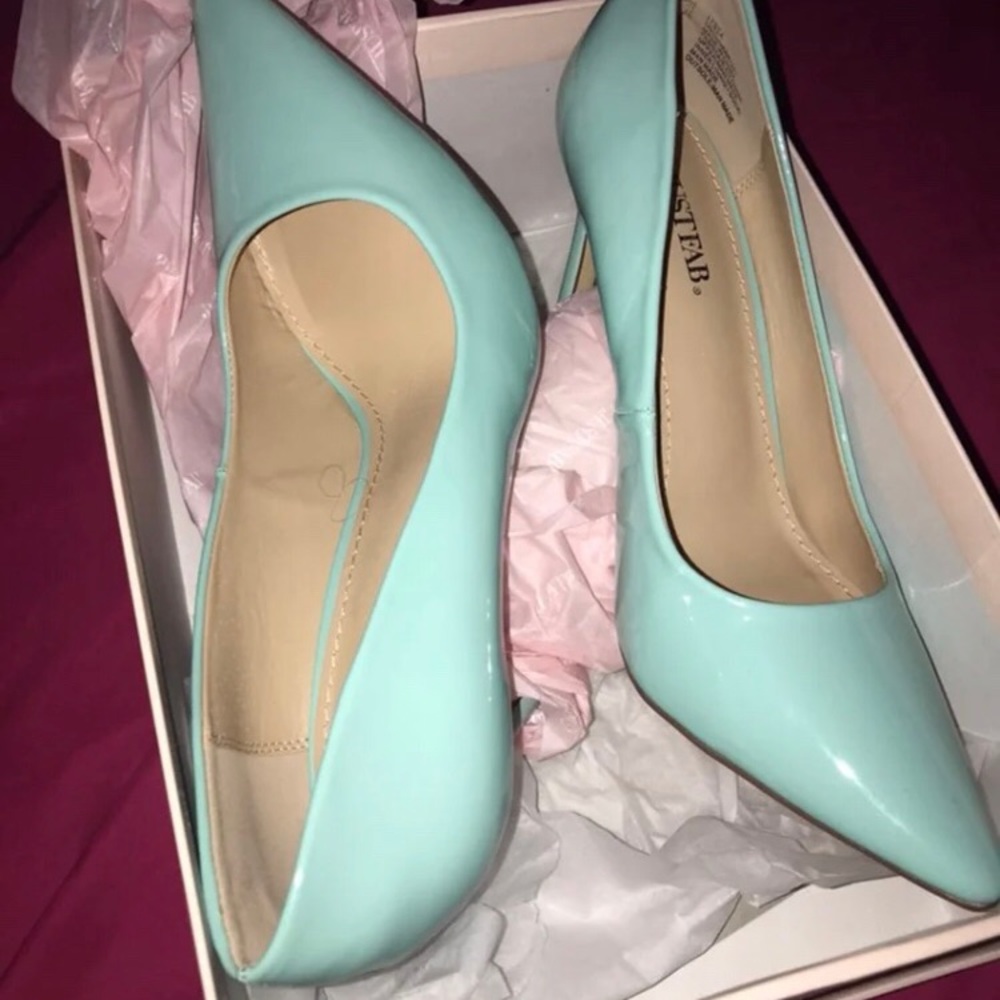 Size 10 Mint Pumps